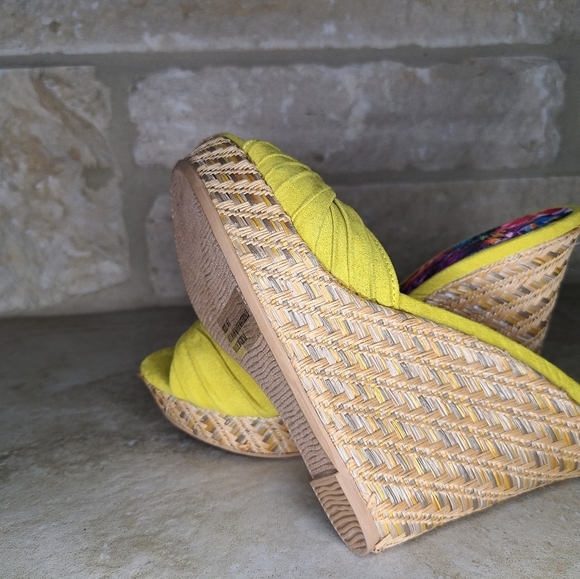 Qupid chartreuse espadrille wedges, size 6.5 - Picture 9 of 10